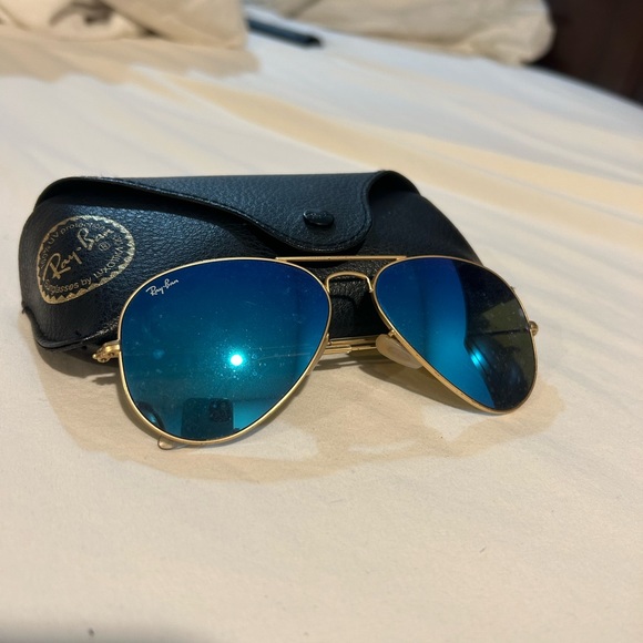 Blue Ray-Bans. Great condition. Comes with cade and cleaner - Picture 3 of 3